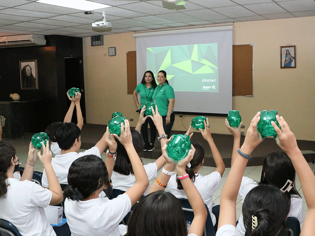 semana-educacion-financiera-colegio-pureza-de-maria.gif