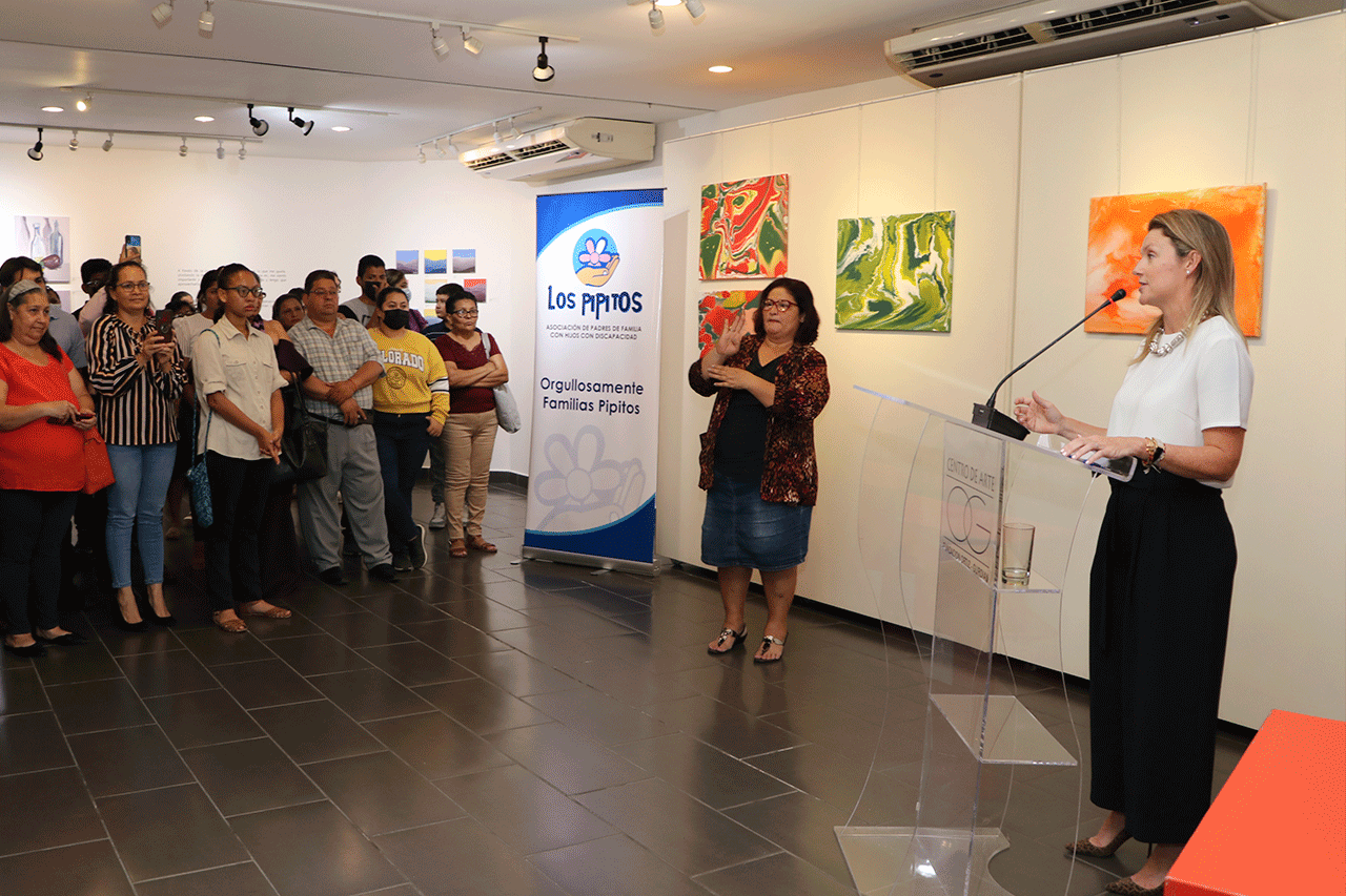 mujeres-resilientes-en-el-centro-de-arte-fog-banpro-2.gif